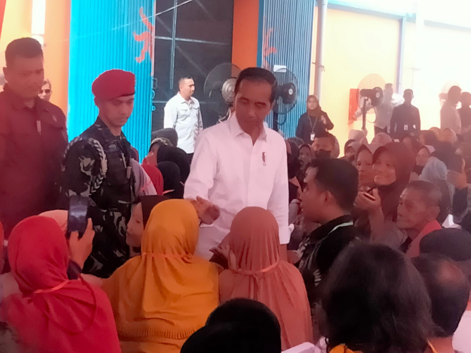Tinjau Langsung Gudang Bulog Palembang, Jokowi: Pemerintah Sedang Merancang Program Bantuan Cadangan Beras
