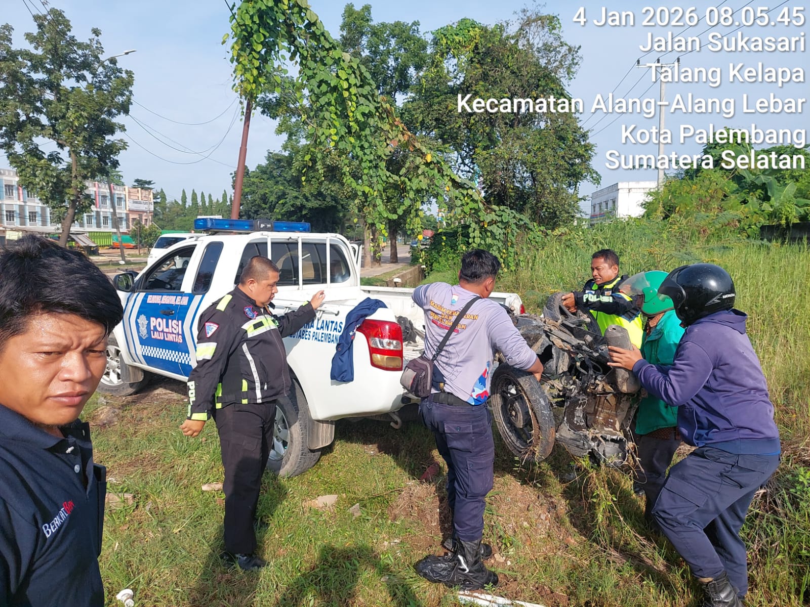 Lakalantas di Soekarno Hatta Palembang, Innova Vs Beat: Motor Ringsek Mobil Jungkir Balik 