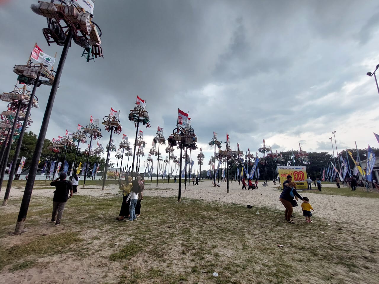 Belum Mulai, Sudah Diserbu Pengunjung, Festival Panjat Pinang 80 Pohon Sumatera Ekspres 2025 di JSC