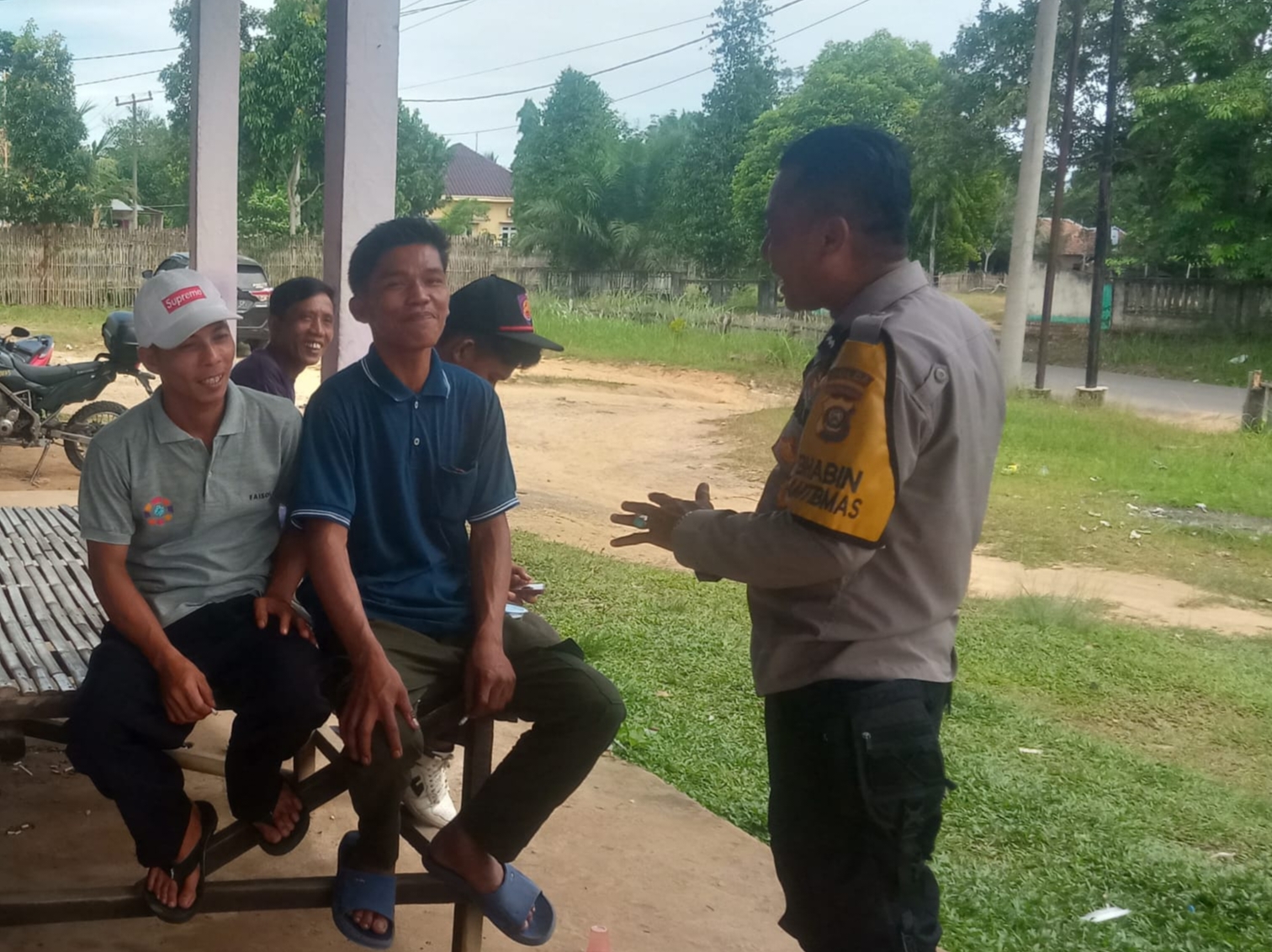Sering Buka Lahan dengan Cara Dibakar, Bhabinkamtibmas Polsek Tanjung Batu Ogan Ilir Sambangi Warga