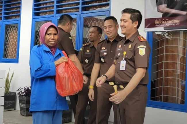 Peringati Hari Bhakti Adhyaksa, Kejari Prabumulih Bagi-bagi Sembako