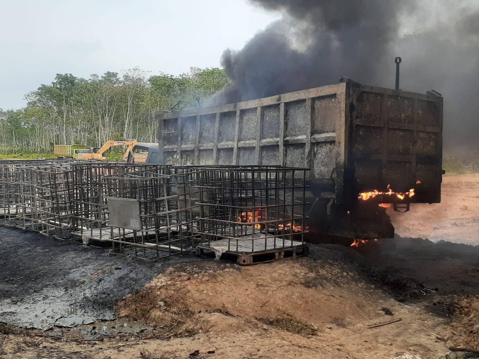 Fuso Berisi 5.000 Liter BBM Solar Terbakar dan Meledak di Lokasi Pembangunan Tol Palembang-Betung 