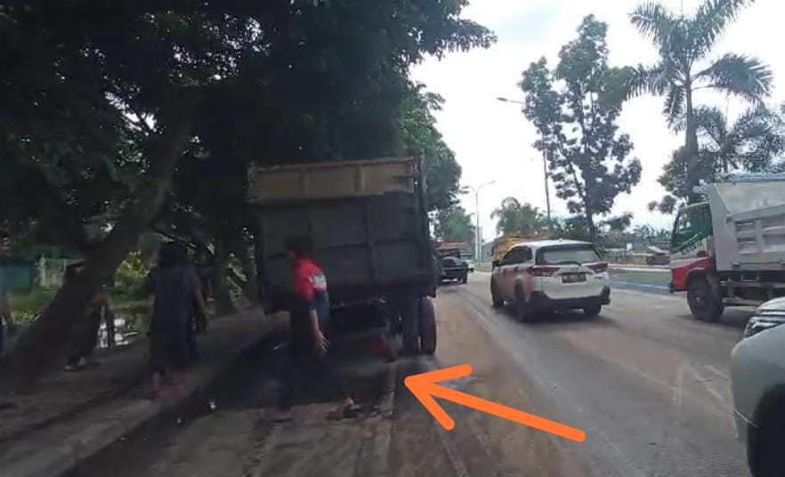 Laka Beruntun di Jalan Soekarno Hatta Palembang Dimulai Iring-Iringan Diduga Truk Angkut Minyak Ilegal 