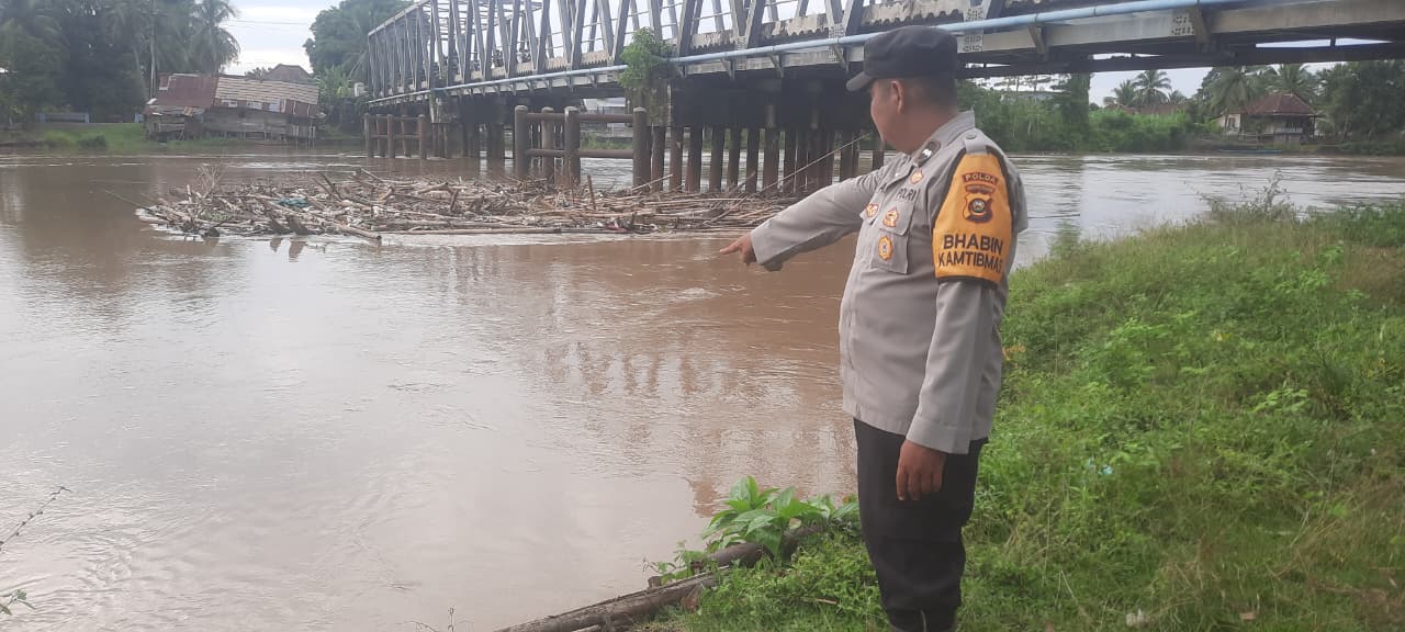 Curah Hujan Mulai Tinggi, Polsek Muara Kuang Lakukan Pengecekan Debit dan Arus Sungai Ogan