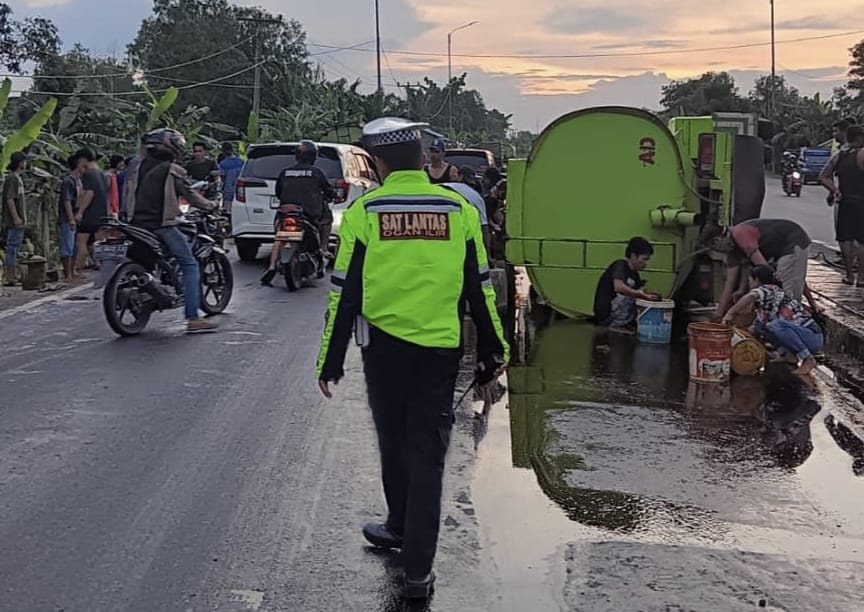 Tangki CPO Terguling di Dekat Gerbang Tol Kramasan Ogan Ilir, Muatan Berhamburan Langsung Dikerubuti Warga