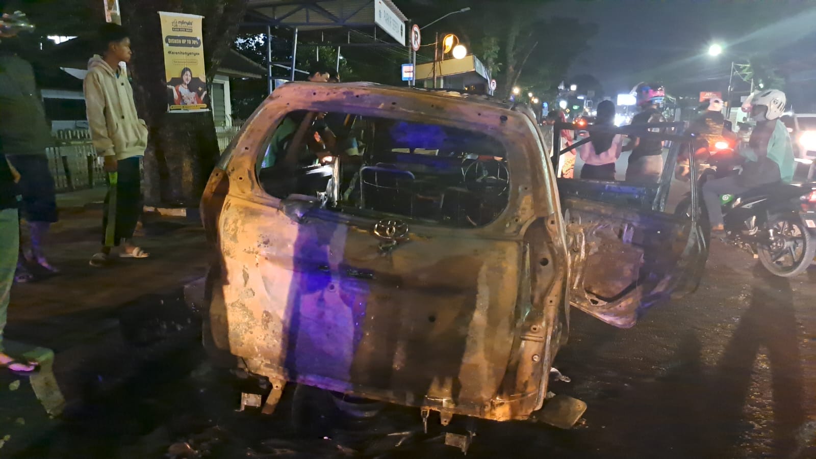 Mobil Avanza Hangus Terbakar di Depan SPBU, Diduga Angkut BBM Subsidi dengan Tangki Modifikasi