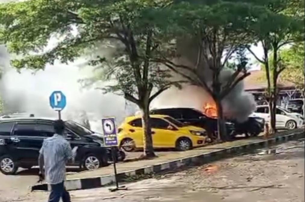 Antar Anak, Mobil Terios Terbakar di Halaman Parkir Sekolah, Diduga Korsleting