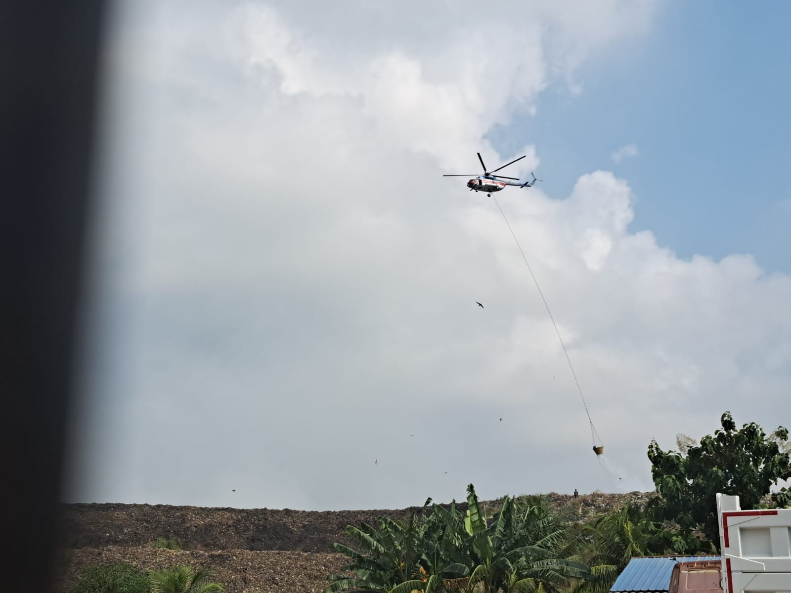 Heli Water Bombing Ikut Padamkan Api di TPA Sukawinatan Palembang