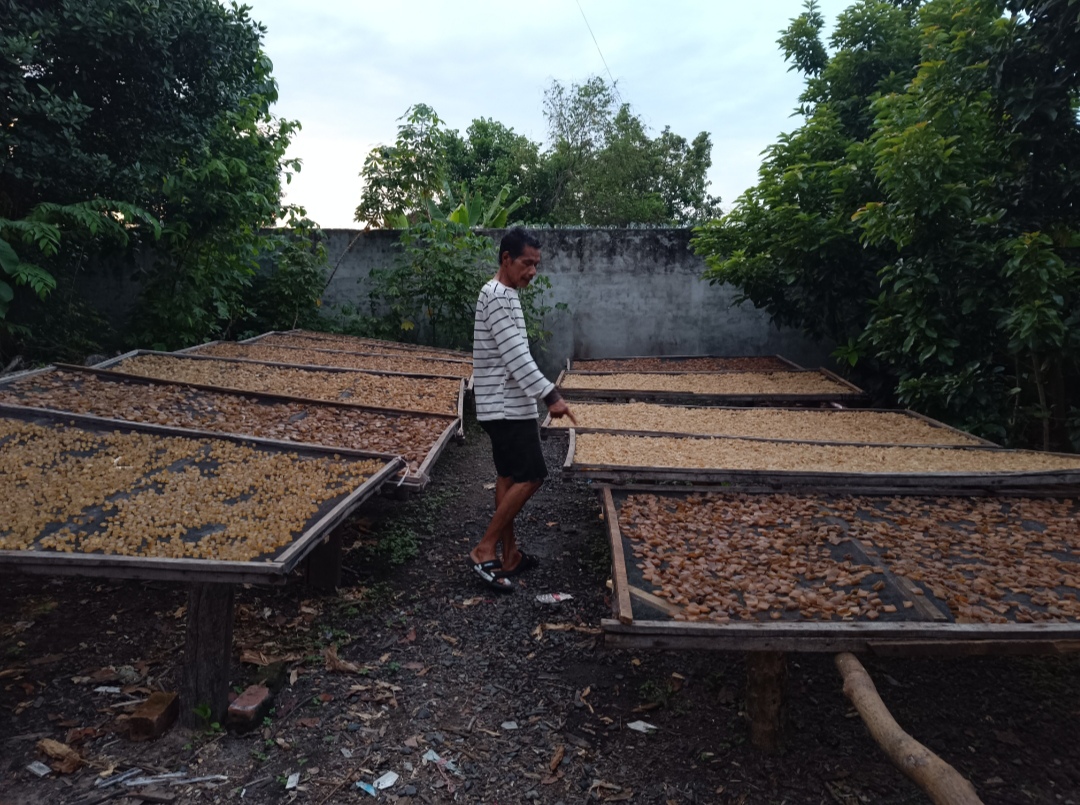 Usaha Kerupuk Kulit di Kayuagung Kirim hingga ke Jambi dan Padang