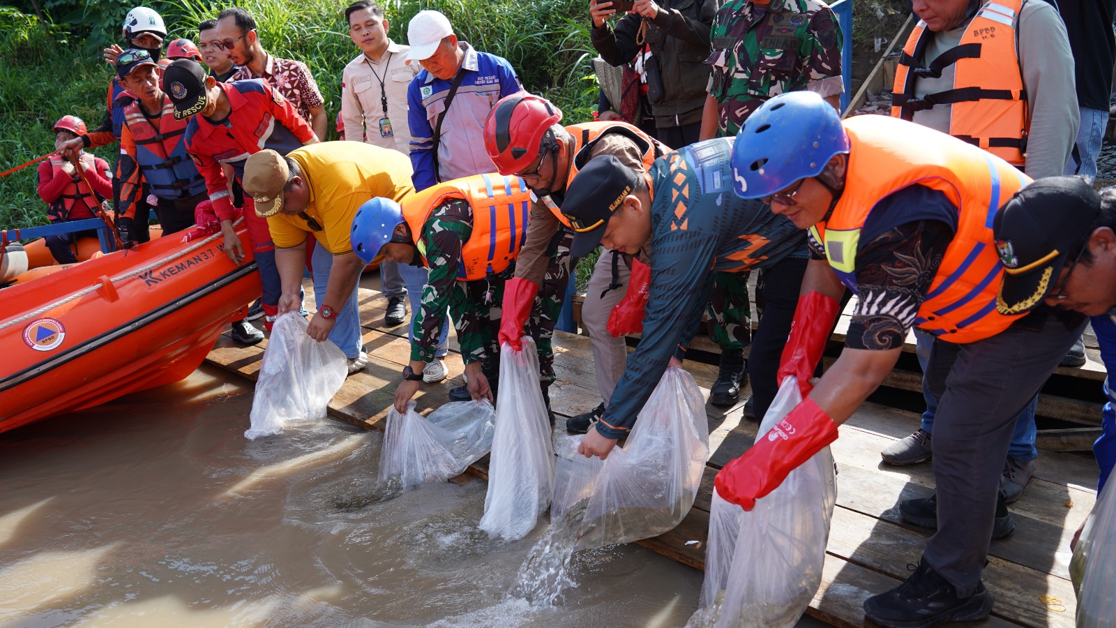 Pemkab Muara Enim Lakukan Aksi Nyata Pemulihan Ekosistem dengan Tanam Pohon dan Tebar Benih Ikan di Sungai Eni