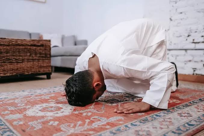 Cara Mengerjakan Salat Tarawih Sendirian di Rumah Sesuai Anjuran Islam, Begini Urutan yang Benar