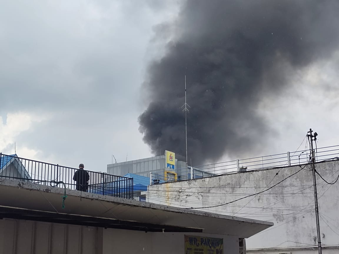 Muncul Kepulan Asap Hitam Pekat, Situasi Panik, Pegawai PLN A Rivai Palembang Berhamburan Keluar Gedung 