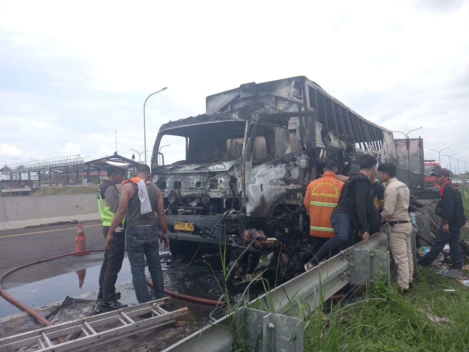 Truk Ekspedisi Terbakar di Ruas Tol Kayuagung-Palembang, Ruas Jalan Sempat Ditutup 