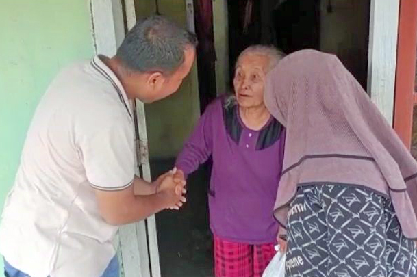 Anggota DPRD Musi Rawas Yani Yandika Berikan 400 Paket Bantuan Korban Banjir di Muara Kelingi