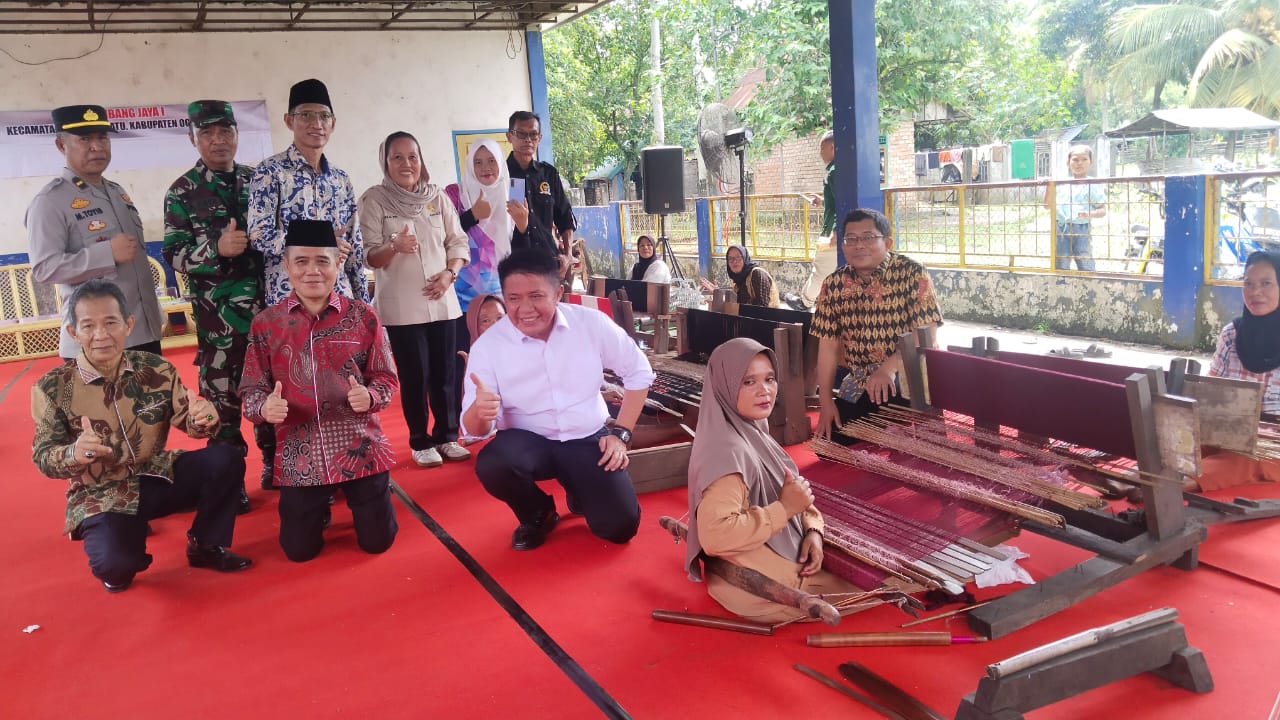 Kunjungan ke Ogan Ilir, Gubernur Sumsel Dorong Pengrajin Songket di Limbang Jaya 1 Jadi Penggerak Ekonomi Desa