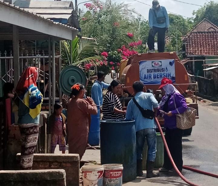 Kemarau, PT Tel Distribusikan Air Bersih di Beberapa Desa
