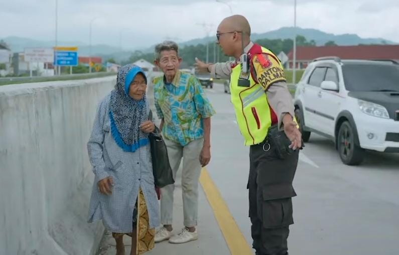 Owalah! Demi Obati Kangen Pada Cucu, Sepasang Lansia Nekat Jalan Kaki Susuri Tol Cisumdawu Sepanjang 62 KM