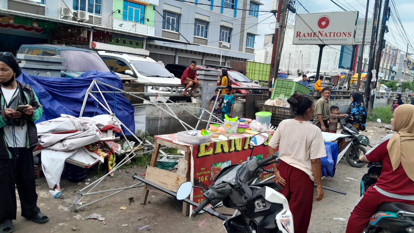 Pengendara Wanita Tabrak PKL di Palembang, Ayam Geprek dan Roti Berhamburan, 2 Pedagang Dilarikan ke RS