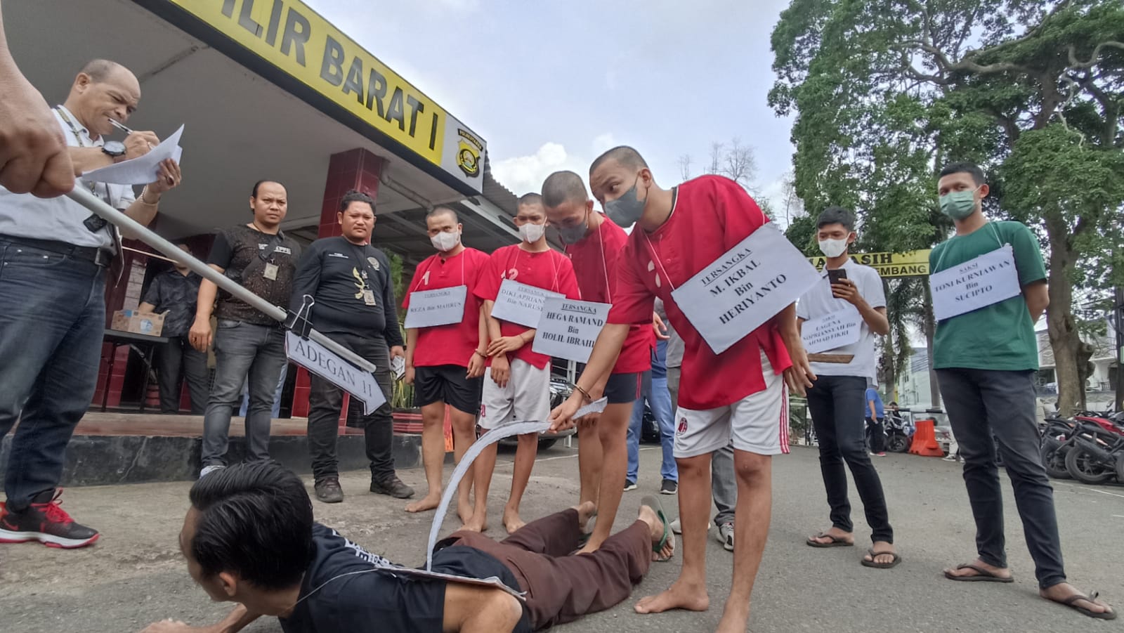 4 Tersangka Dalam Tawuran di Jalan Demang Lebar Daun Palembang Peragakan Pembacokan Sadis Secara Bergantian