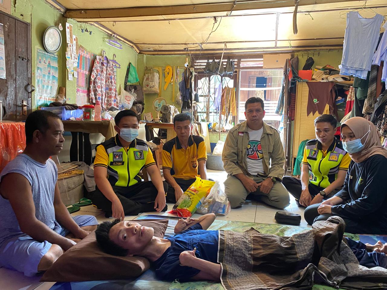Sie Dokkes Polres Ogan Ilir Berikan Paket Sembako untuk Pasien Bed Rest di Hari Jumat Barokah