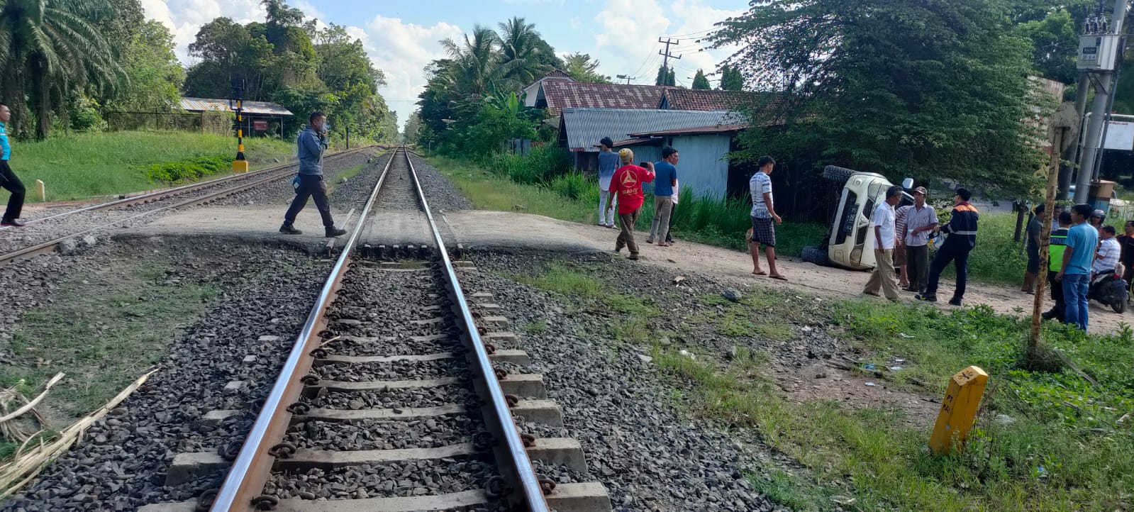 Bokong Strada Dihantam Kereta Api Tujuan Palembang-Muara Enim