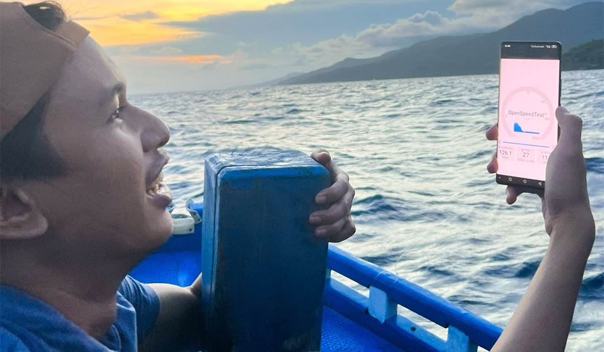 Kini Nelayan Bisa Pakai HP Di tengah laut Karena Telkomsel