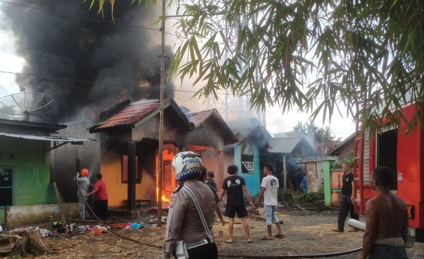 Dua Rumah Terbakar, Api Cepat Membesar Menyambar Tumpukan Dirijen Berisi Solar