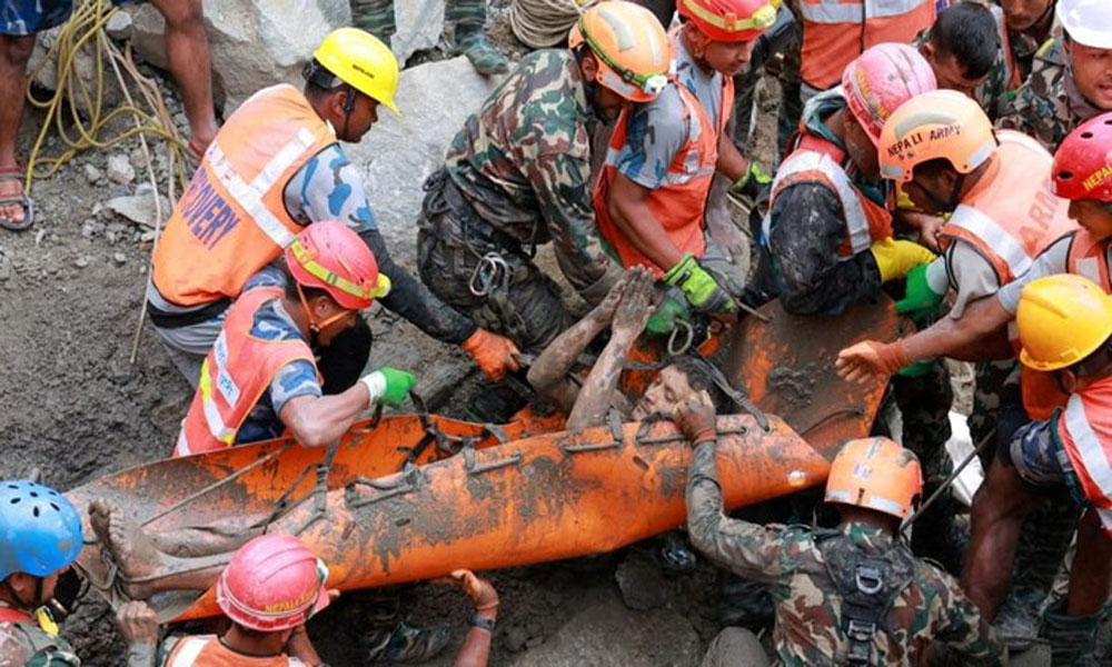 Subhanallah... 9 Hari Terjebak Dalam Lumpur, 2 Warga Nepal Berhasil Dievakuasi dengan Selamat