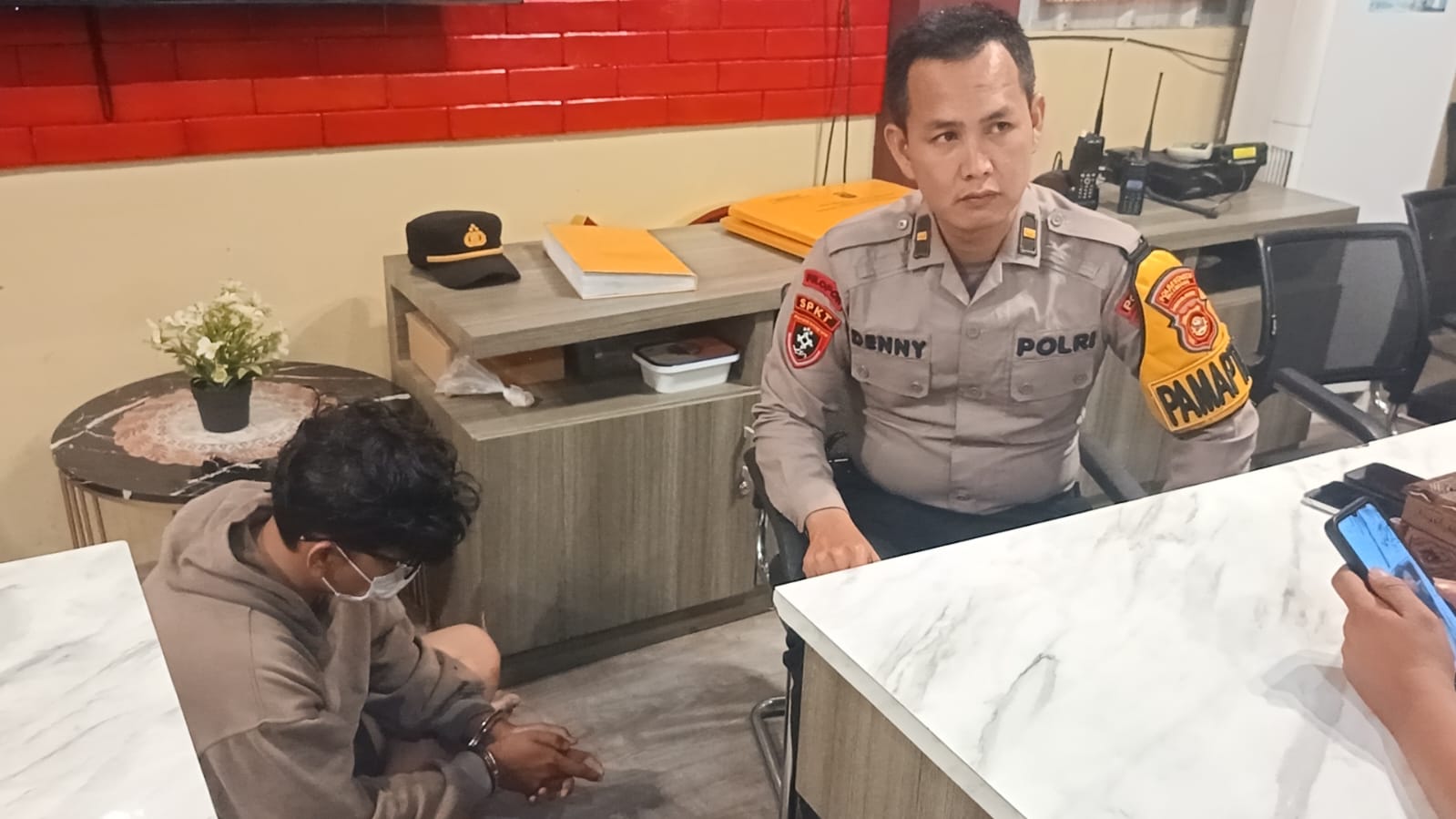 Rekam Bagian Dalam Rok Anak Gadis Pemilik Warung Corndog, Pemuda Ini Bonyok Dihajar Massa