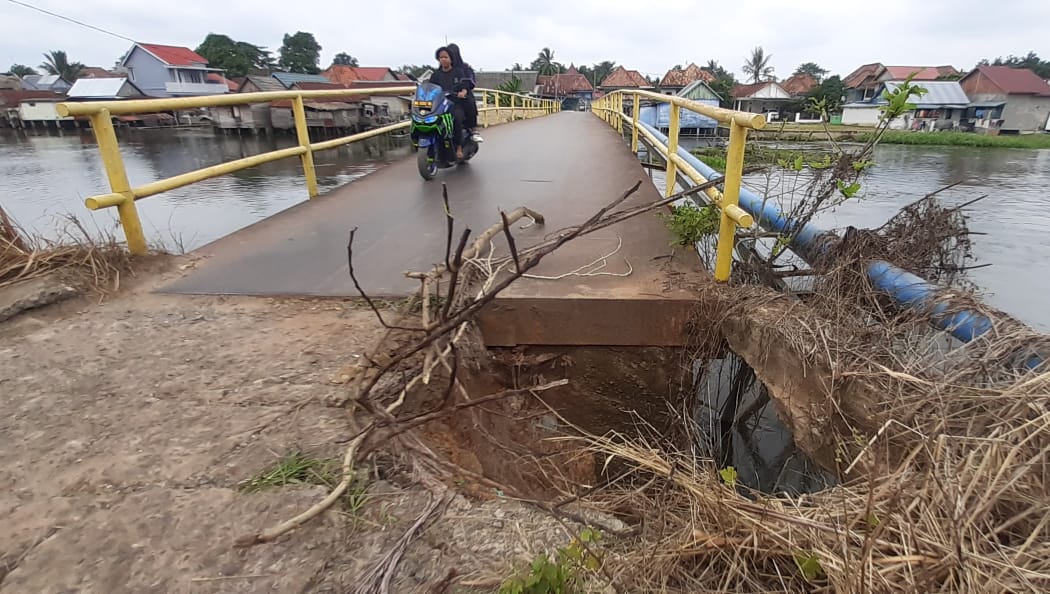 Tanah Pondasi Ambles, Oprit Jembatan Penghubung Tanjung Seteko-Sakatiga Ogan Ilir Kini Berlubang