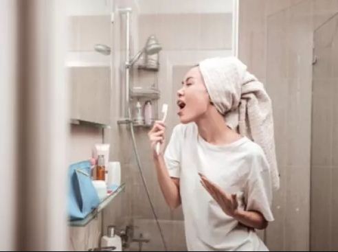  Tidak Hanya Bikin Cepat Tua? Bernyanyi di Kamar Mandi Bisa Sebabkan Ini