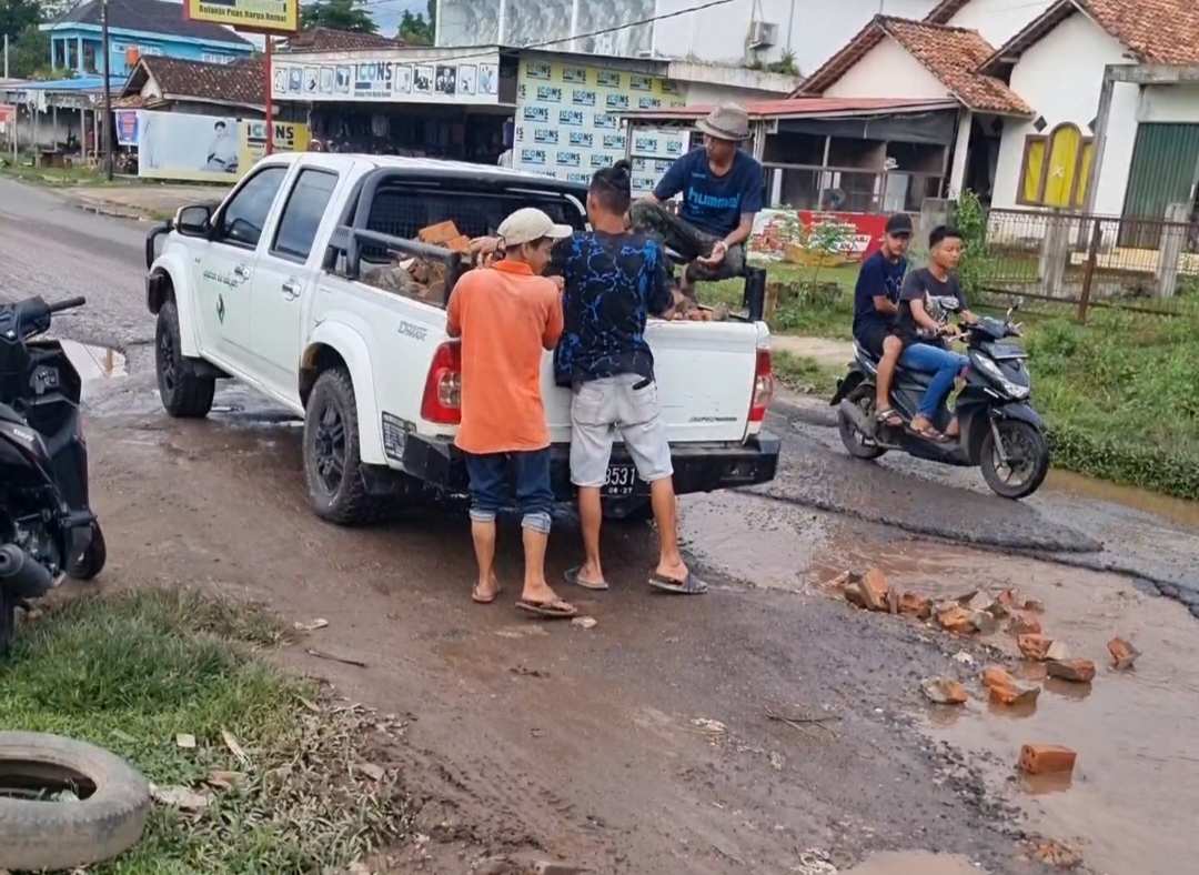 Tak Kunjung Diperbaiki, Warga Tanjung Batu Ogan Ilir Inisiatif Perbaiki Jalan Provinsi yang Rusak