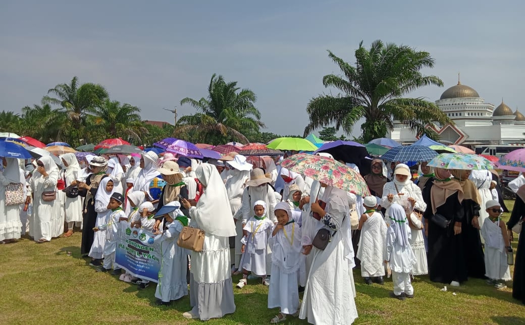 Ikatan Guru Raudhatul Athfal Ogan Ilir Peragaan Manasik Haji Cilik dan Ibu-ibu