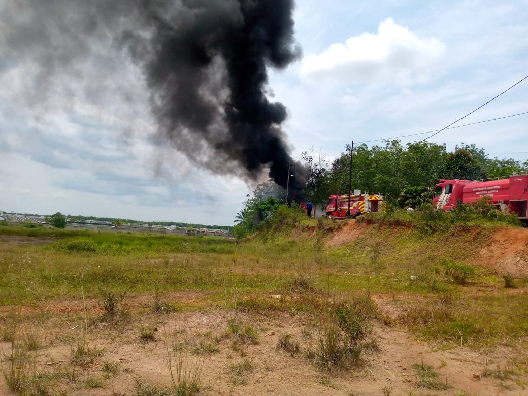 Truk Tangki Diduga Berisi BBM Solar Hangus Terbakar di Kebun Karet, Terdengar Ledakan Beberapa Kali