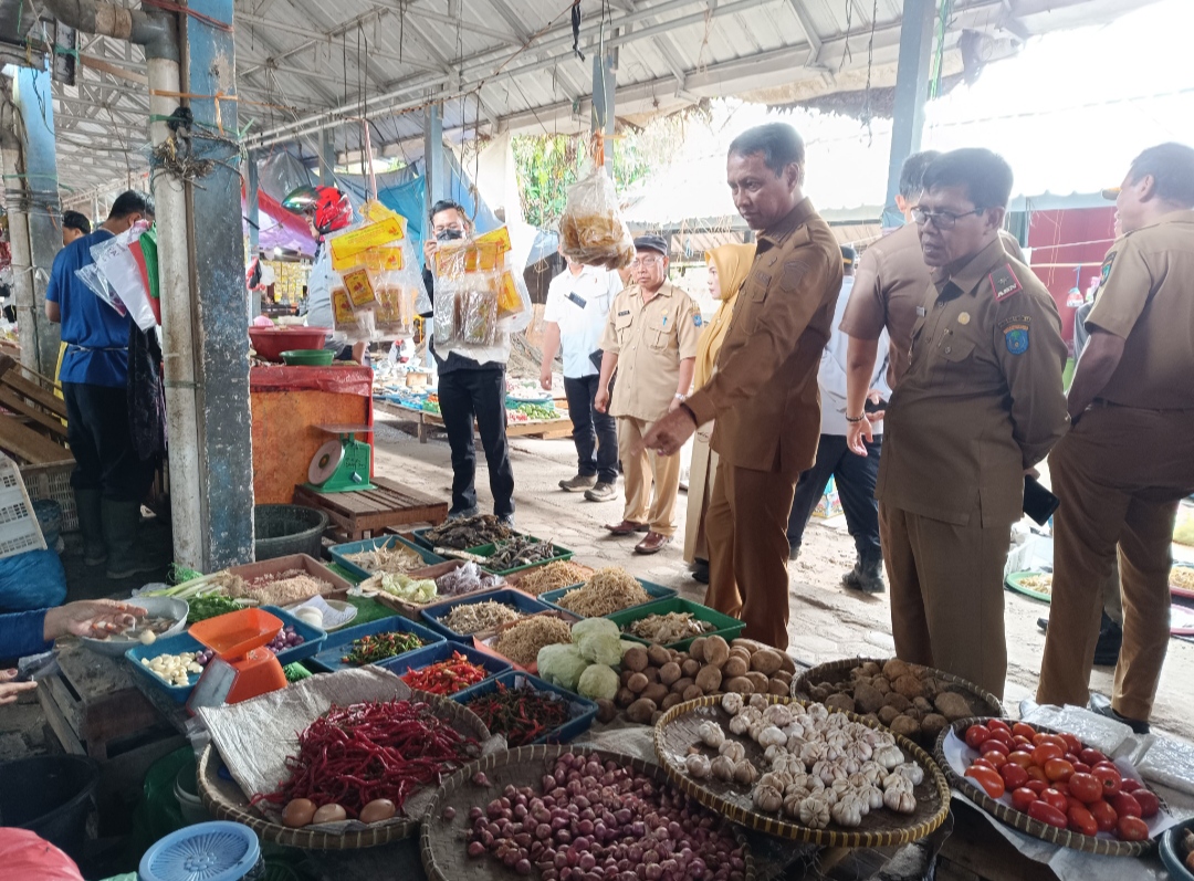 Pj Bupati OKI Cek Harga dan Pantau Los Pasar Kayuagung 