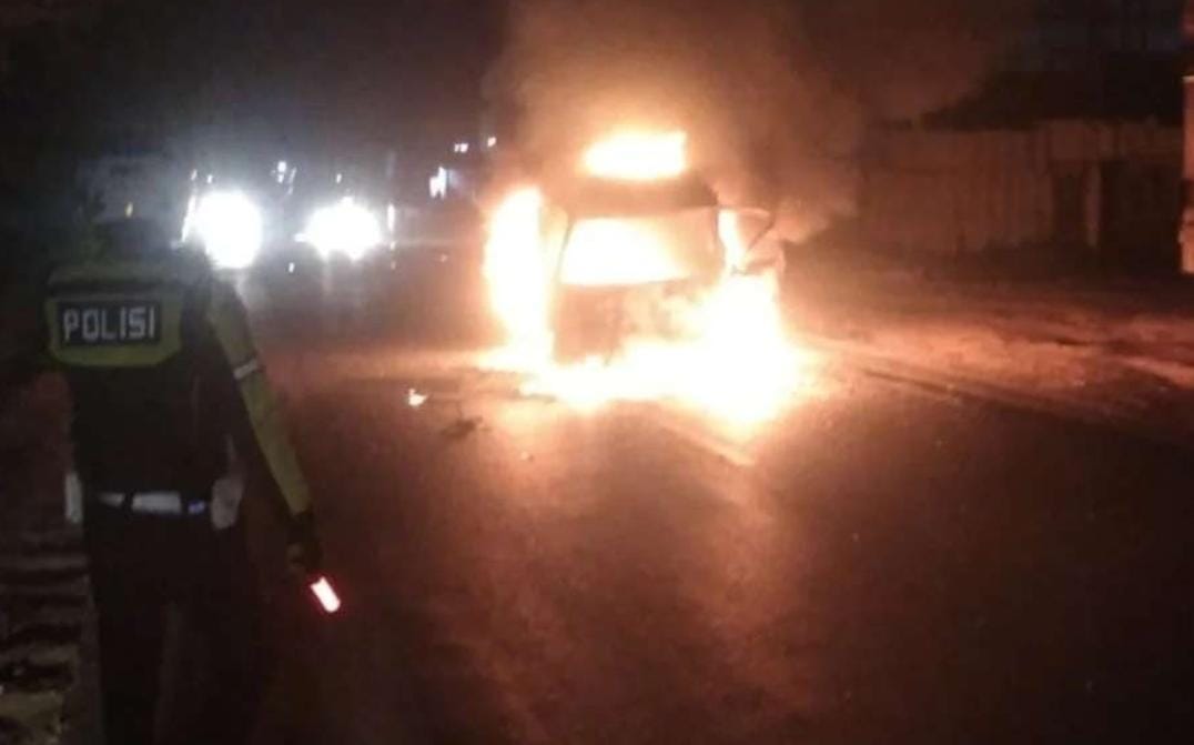 Ditabrak Truk, Minibus Hangus Terbakar di Jalintim Palembang-Betung