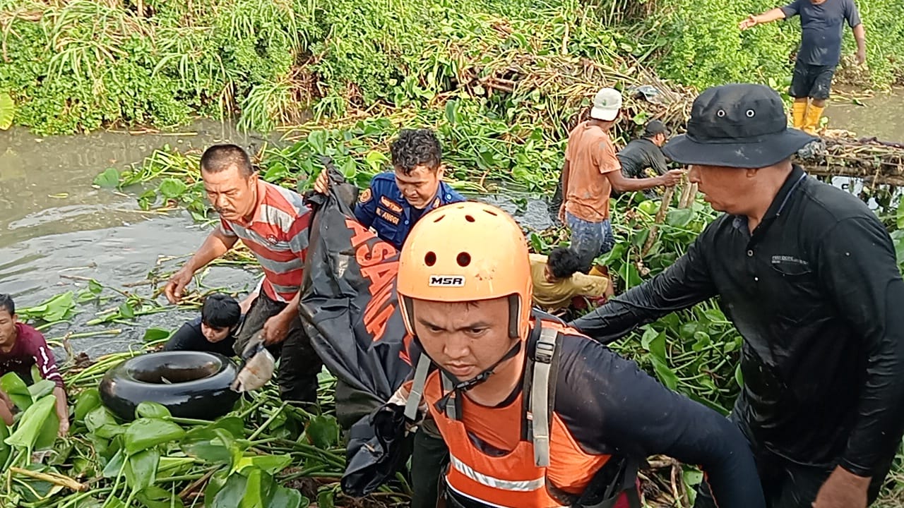 Bocah yang Hanyut Tenggelam Terseret Arus Saat Hujan Lebat Ditemukan Meninggal di Tumpukan Enceng Gondok