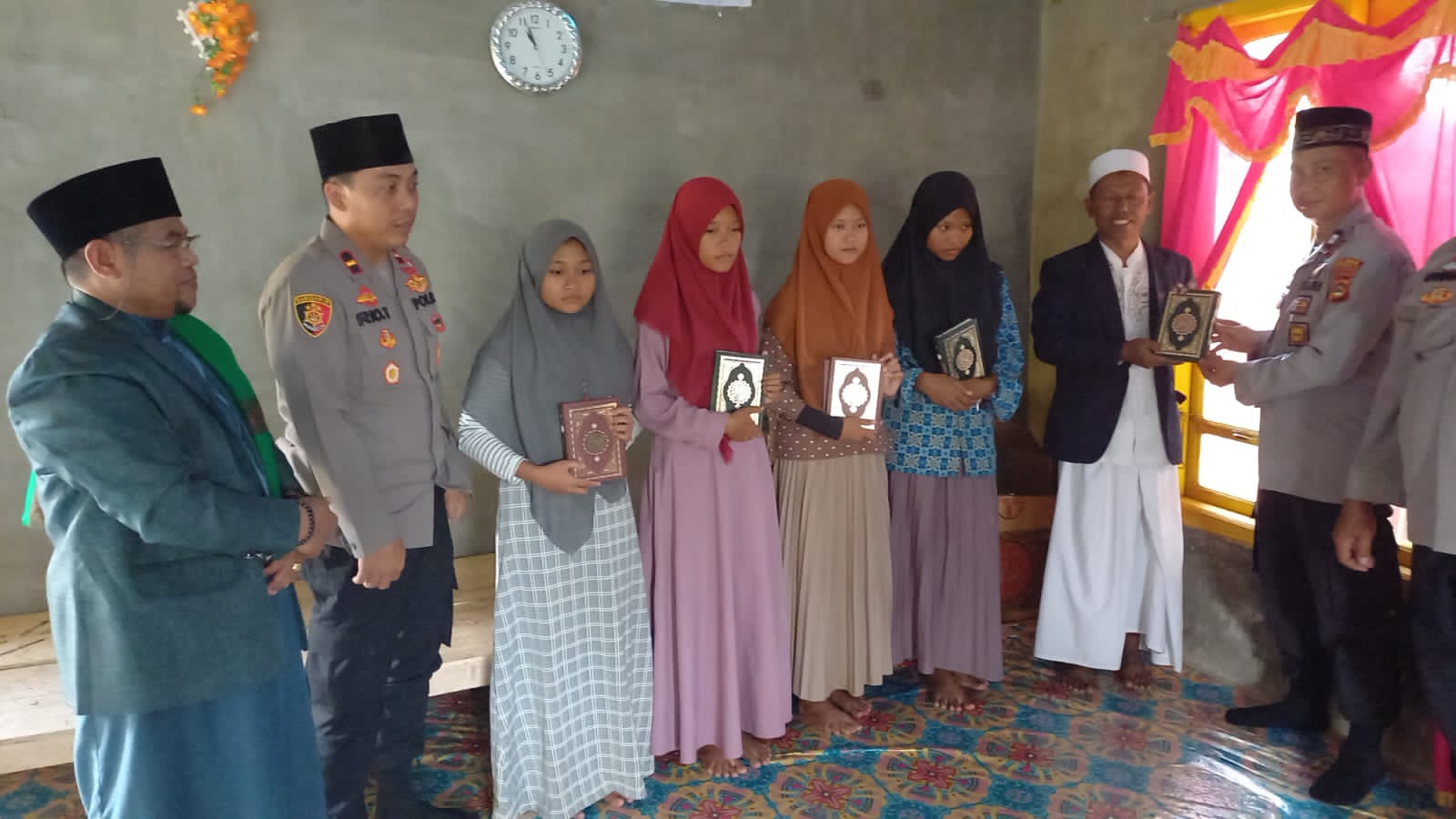 Polsek Air Sugihan, OKI Wakafkan 200 Al-Quran ke Pondok Pesantren Darul Mu'kamah