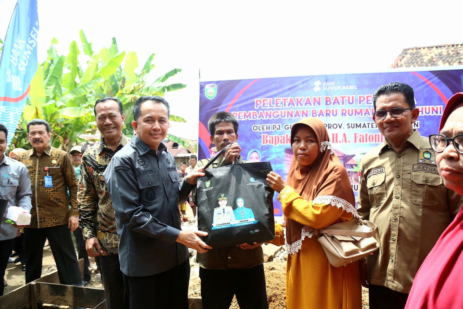 Pj Gubernur Sumsel Agus Fatoni Berikan Bantuan Sembako di Kota Prabumulih, Atasi Kemiskinan Ekstrem