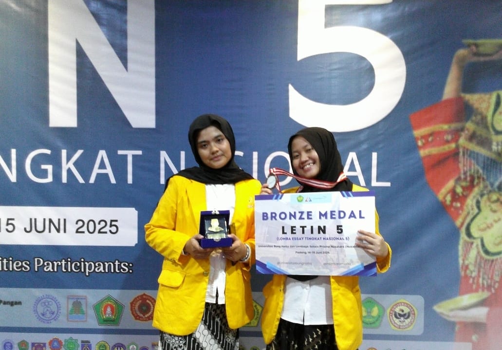 Mahasiswi Unsri Ini Raih Medali Perunggu dalam Lomba Essay Nasional di Padang