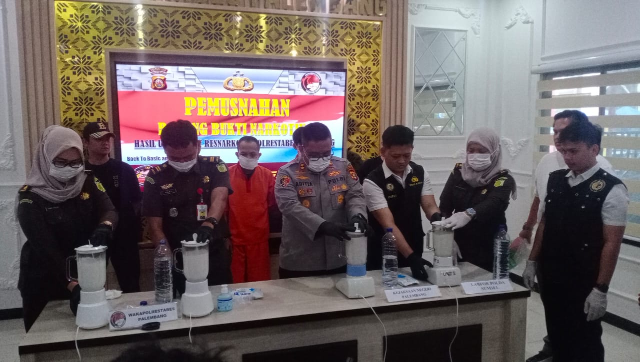Satres Narkoba Polrestabes Palembang Musnahkan Barang Bukti dari Tangan Tiga Orang Tersangka 