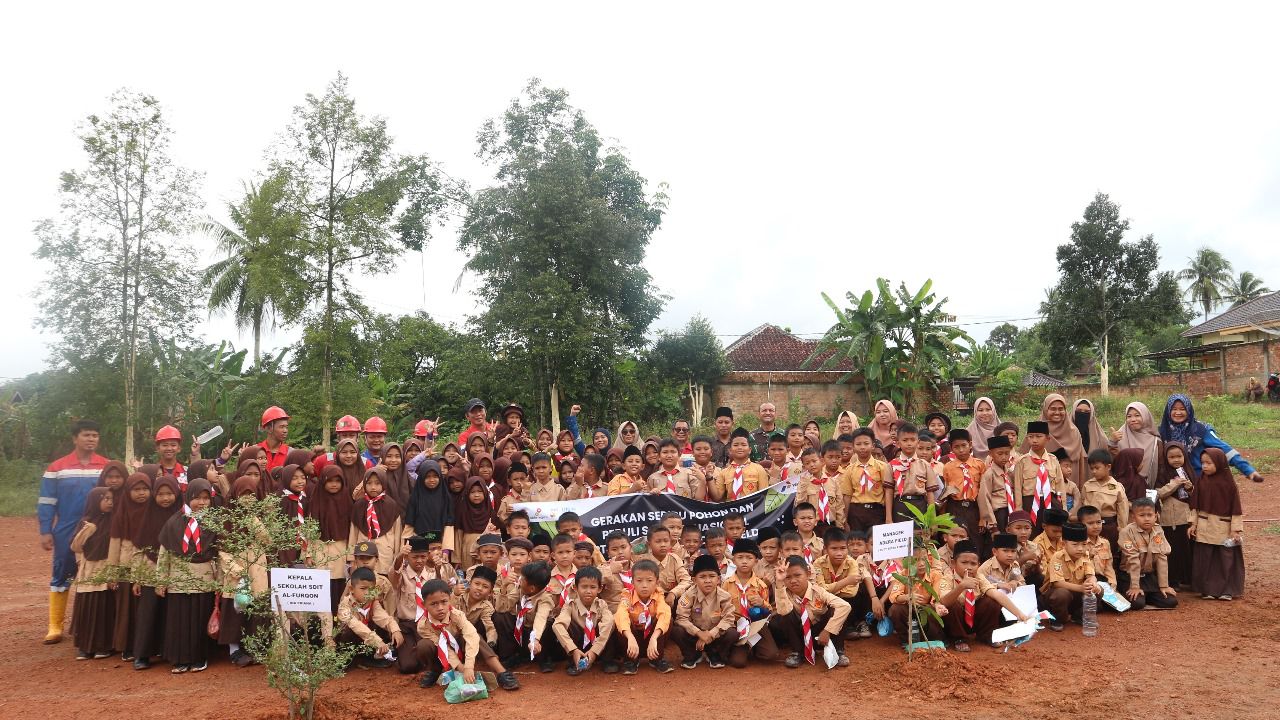 Tumbuhkan Kepedulian Anak Terhadap Dampak Lingkungan, PEP Adera Field Ajak Murid SD Tanam 1.000 Pohon
