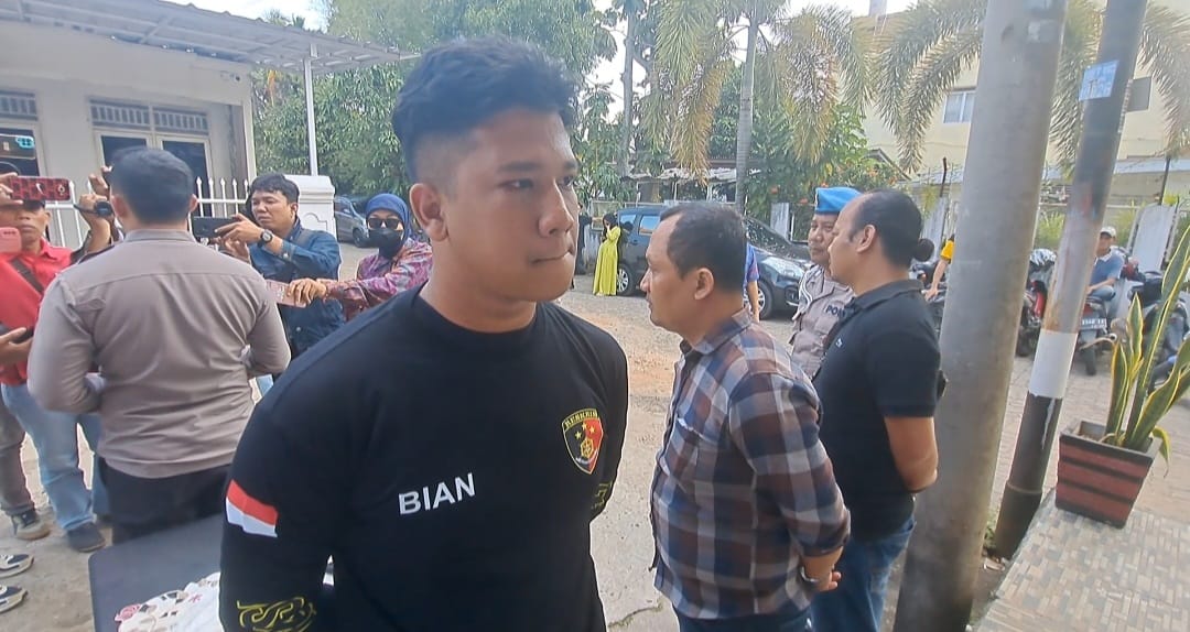 Modal Pistol Mainan dan Baju Kaos Lambang Polri Arief Fikriansyah 'Peloroti' Kekasih