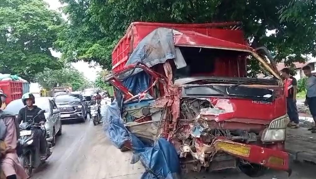 Tabrakan Beruntun Picu Kepadatan Kendaraan di Jalan Soekarno Hatta Palembang, Truk Melintang 