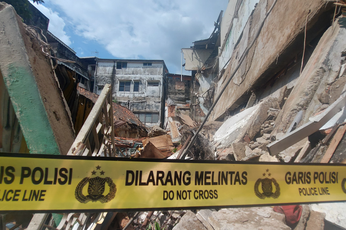 Pasang Garis Polisi, Polrestabes Palembang Cari Penyebab Ambruknya Ruko Tua di Samping Pasar Megahria
