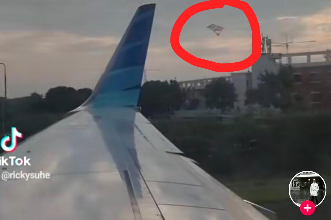 Heboh Layangan Nyangkut Disayap Pesawat, Penumpang GA 114 Panik Urung Terbang Ke Palembang