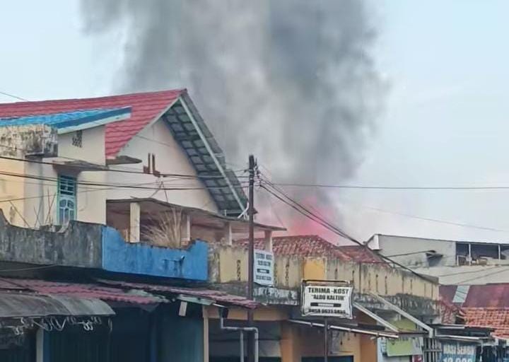 Rumah Panggung Kayu Milik Warga Karang Raja Prabumulih Hangus Terbakar