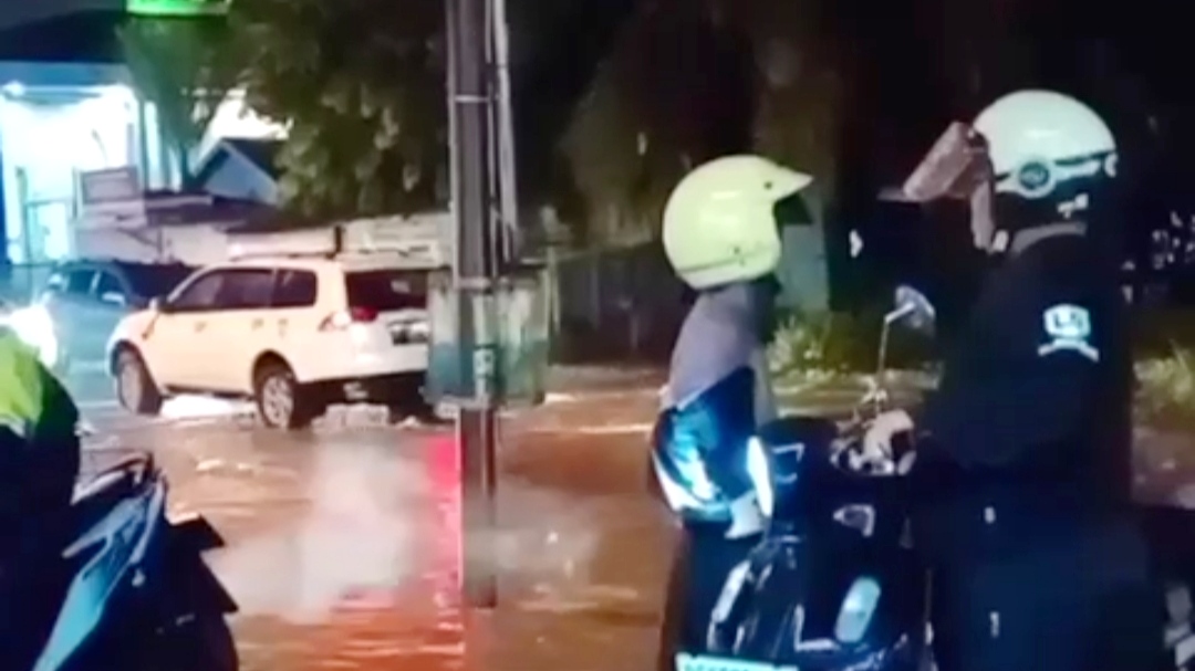 Lebaran Ketiga Palembang Dikepung Banjir! Warga Terjebak dan Kendaraan Banyak Mogok