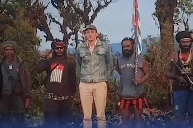 Beredar Video Capten Philips Max Diapit Gerombolan Panglima Papua, Minta Pemerintah RI Akui Kemerdekaan Mereka