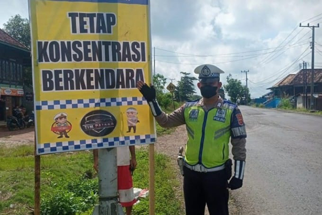 Tekan Laka di Jalintim Palembang - Betung, Polisi Pasang 100 Banner Himbauan